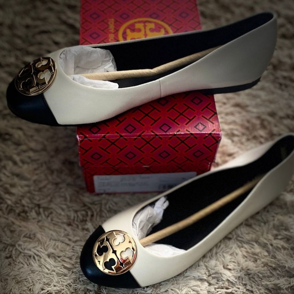 Tory Burch Cream and Black Loafers with Gold Accent Size 8 News